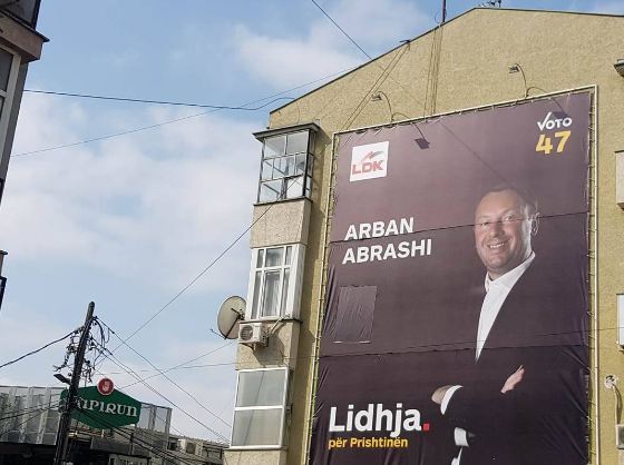 LDK në Prishtinë shpërfill urdhrin e kryetarit Mustafa, përmes posterit të Abrashit