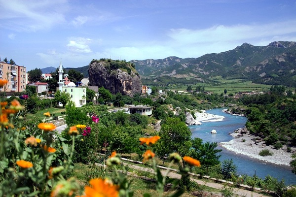 “Qyteti i trëndafilave”, destinacion i turistëve vendas e të huaj