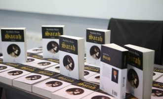 Promovohet romani “Sarah” i Alfred Pezës, për çdo grua të lirë