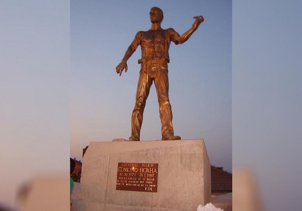 Bëhet zbulimi i shtatores së heroit Edmond Hoxha