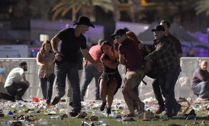 Sulmi në Las Vegas: Mbi 400 të plagosur po trajtohen në spital, në turmë ishin mbi 22 mijë persona