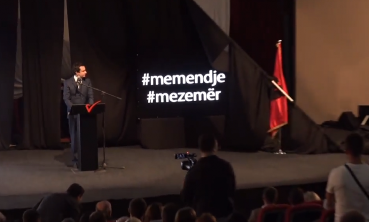 Bie një pjesë e skenës derisa Albin Kurti mbante fjalim në Malishevë