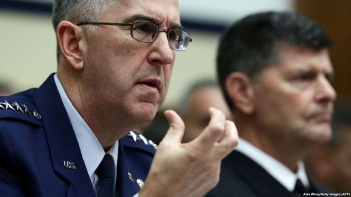 Komandanti i forcave ajrore thotë se do t’i refuzojë urdhrat e Trumpit