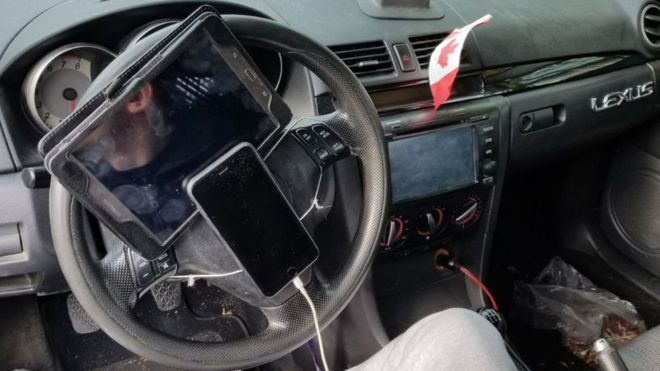 Shoferi kapet nga policia teksa voziste me tablet të lidhur për timon
