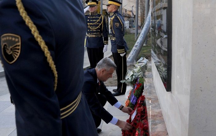 Presidenti nderon dëshmorët britanikë që u flijuan për paqen në Kosovë