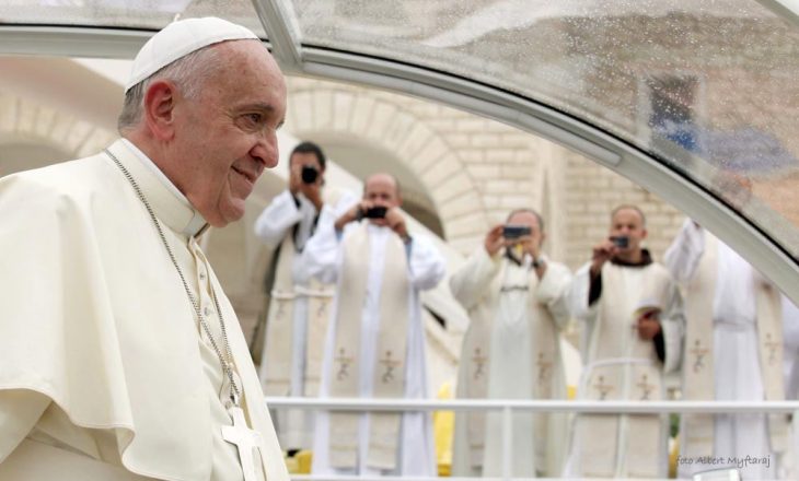 Papa Françeskun pranon se e zë gjumi gjatë lutjes