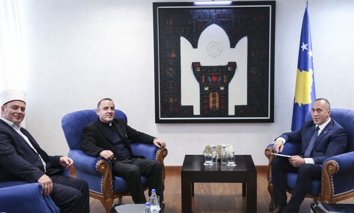 Takimi i Haradinajt me hoxhën dhe priftin