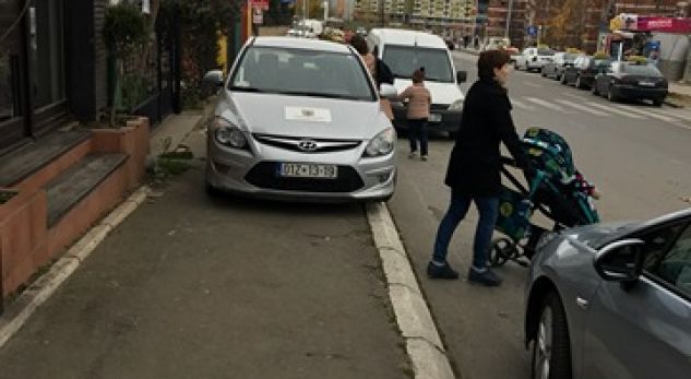 Vetura zyrtare e komunës së Prishtinës bllokon trotuarin (Foto)