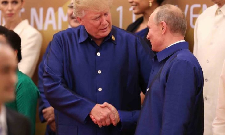Trump dhe Putin shtrëngojnë duart