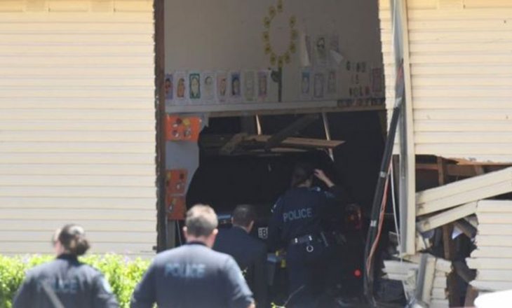 Makina hyn në klasën e një shkolle në Sidnej, dy të vdekur