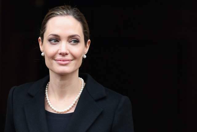 Jolie thotë se hyri në aktrim për borxhin e nënës