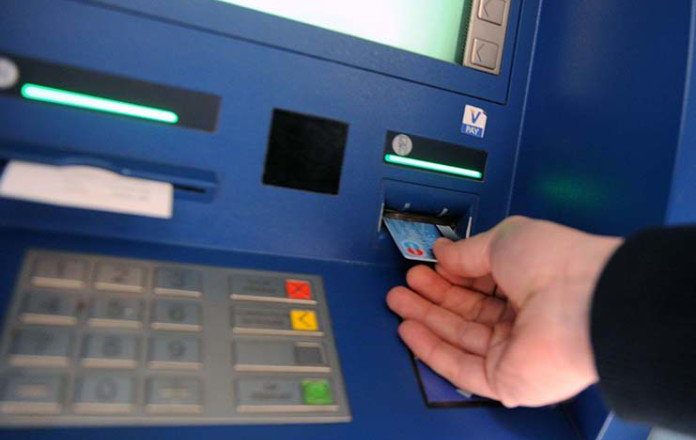 Bëni kujdes kur tërhiqni para në bankomat, ja çfarë i ndodhi një gruaje në Tiranë