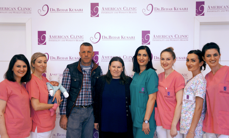 Qifti Osmanaj me fëmijë në duar pas 10 vite martesë,  e mundësoi Klinika Amerikane – Dr. Behar Kusari