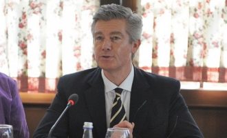 Më 12 korrik, Simmons raporton në Kuvend për skandalet e EULEX-it