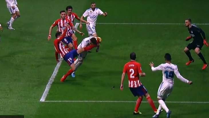 Momenti i tmerrshëm kur Ramos thyen hundën në takimin me Atletico Madridin [Video]