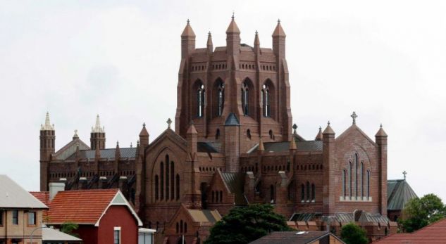 Kisha akuzohet për 1 mijë raste të abuzimeve seksuale me fëmijë