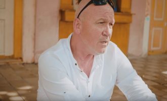 Këngëtari i “Fisnikëve” dënohet me burg se i dha tender djalit të tij