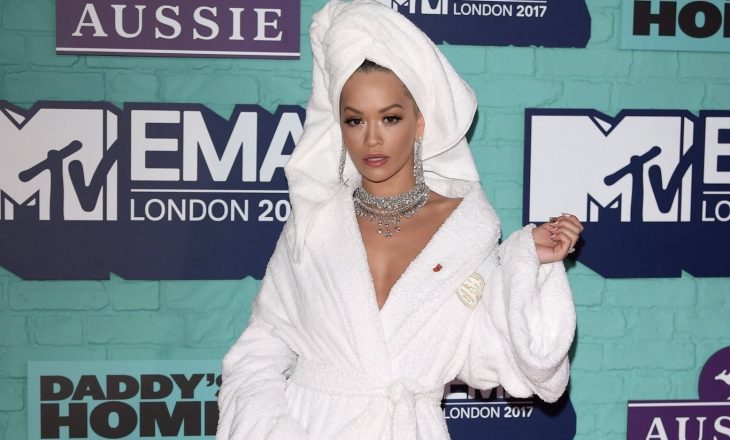 Shqiptarja Rita Ora parakalon në tepihun e kuq të MTV EMA 2017