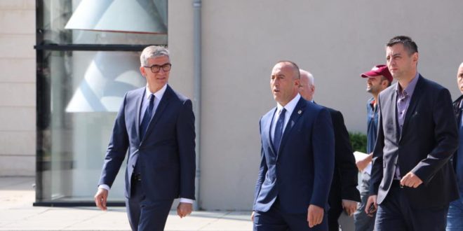 Vllahiu: Haradinaj e kreu detyrimin kushtetues për njoftimin e ambasadorëve rreth demarkacionit