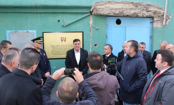 Haziri zbulon pllakën përkujtimore në ish-burgun e Gjilanit