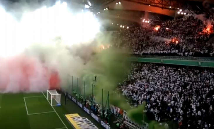 Tifozët e Legias djegin stadiumin, futbollisti shqiptar në fushë [Video]