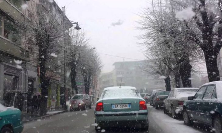 Bora mbulon Korçën, në disa zona trashësia 30 cm
