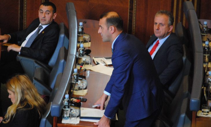 Daut Haradinaj ende e ruan revolen e vëllezërve – thotë se do t’ia dhurojë Muzeut të Kosovës