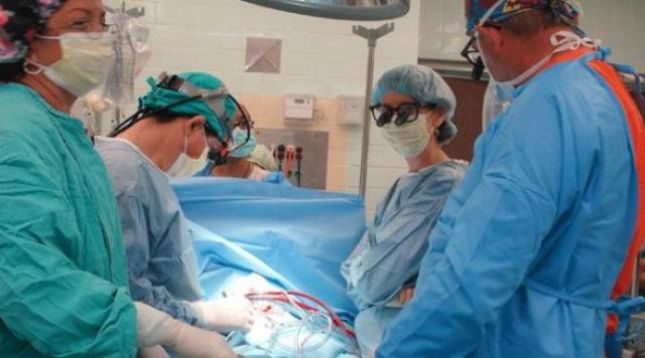 Mjeku nga Kosova kryen operacionin më unik në botë