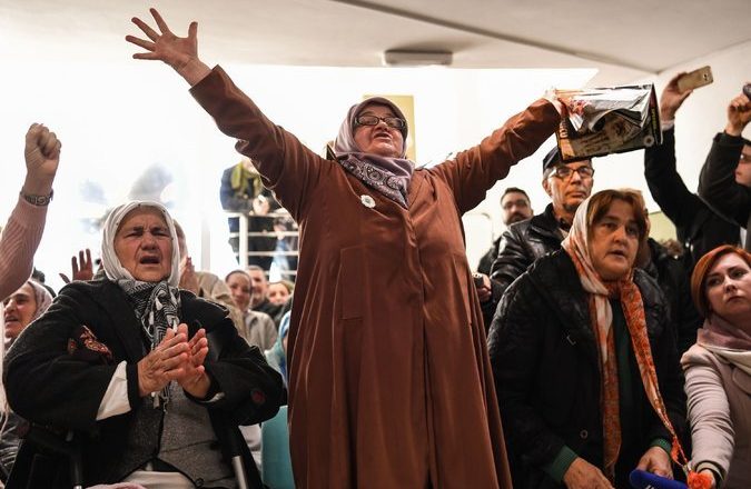 Dënimit të Mlladiqit i gëzohen gratë e Srebrenicës