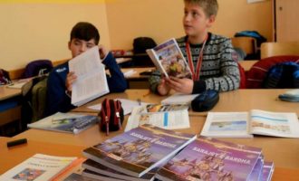 Këshilltari i Hotit thotë se mësimi duhet të fillojë në shkolla