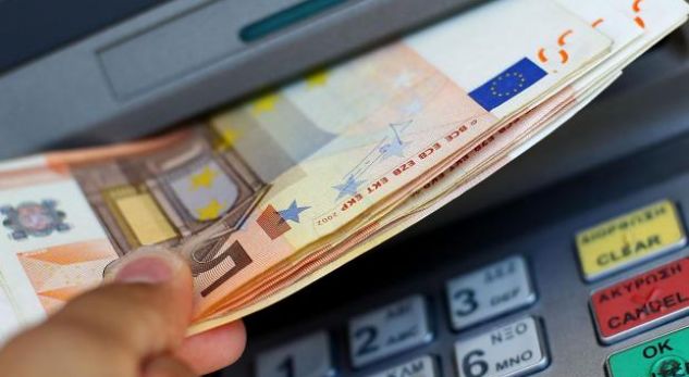 Greqia e rrit pagën minimale në 650 euro