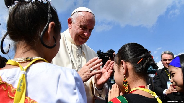 Papa takon sot lideren de facto të Mianmarit