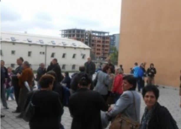 Hynë në grevë punëtorët teknik të gjashtë shkollave në Prishtinë