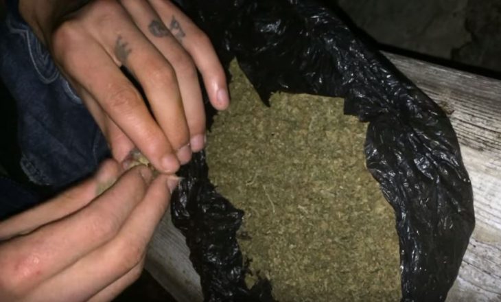 Policia publikon videon ku dy të rinj krenohen me 1 kg marihuanë