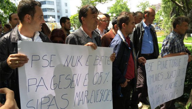 Protestojnë punëtorët teknikë të disa shkollave në Prishtinë