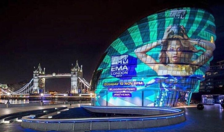 Londra ‘mbulohet’ me fotografinë e Rita Orës, sonte udhëheqë MTV Europe Music Awards