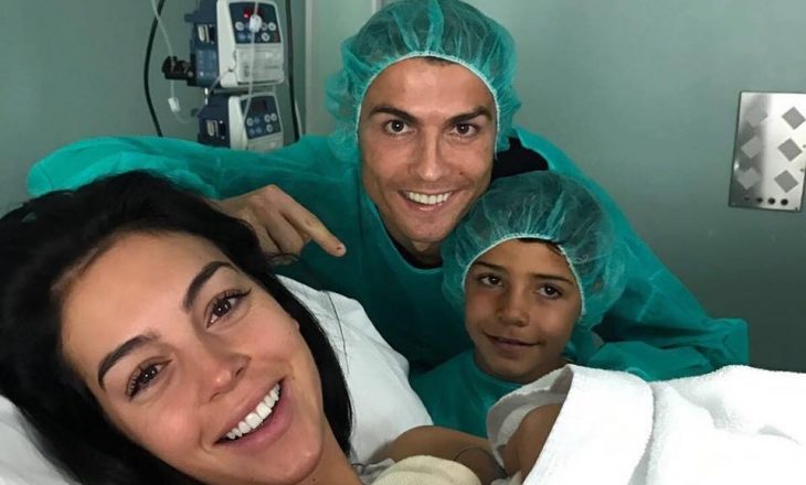 Ronaldo bëhet baba për herë të katërt, fëmija i parë me të dashurën Georginan [Foto]