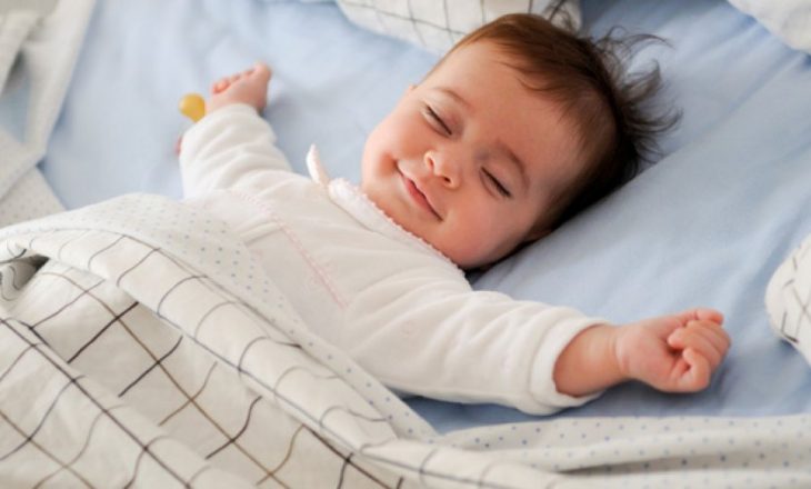 Fëmijët të flenë vetëm nga mosha 2 vjeçare