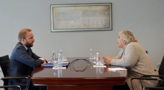 Ministri Tahiri takohet me shefen e EULEX-it, flasin për provimin e Lumezit