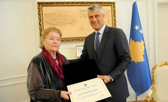 Presidenti Thaçi dekoron Tinka Kurtin, Margarita Xhepën dhe Zenepe Lukën