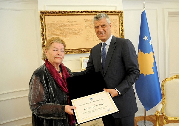 Presidenti Thaçi dekoron Tinka Kurtin, Margarita Xhepën dhe Zenepe Lukën