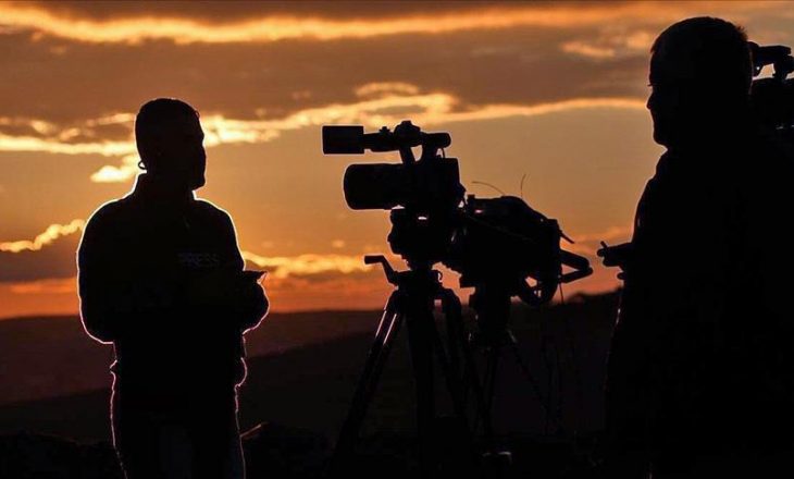 Regjisorët e dokumentarit që punonin për televizionin turk dalin para gjykatës