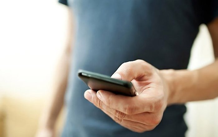 “Përmes një SMS qeveria fiton qasje në çdo gjë që keni në celular”