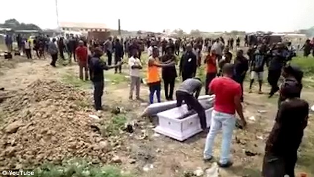 Rrëmbejnë kufomën nga arkivoli (VIDEO)