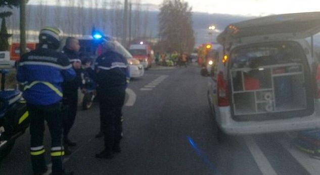 Treni godet autobusin e shkollës, 3 të vdekur në Francë