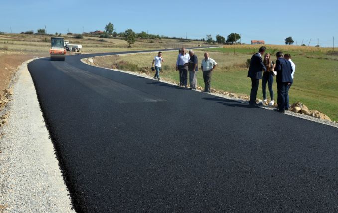 Nënshkruhet kontrata për ndërtim të rrugëve në fshatrat e Gjilanit
