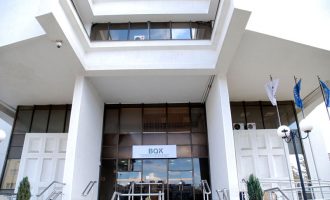 Arrestohet zyrtari i lartë i BQK-së, dyshohet se falsifikoi diplomën e Shkollës së Mesme dhe Fakultetit