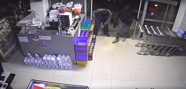 Pronari publikon pamjet nga kamera e sigurisë kur katër hajna vjedhin në dyqanin e tij