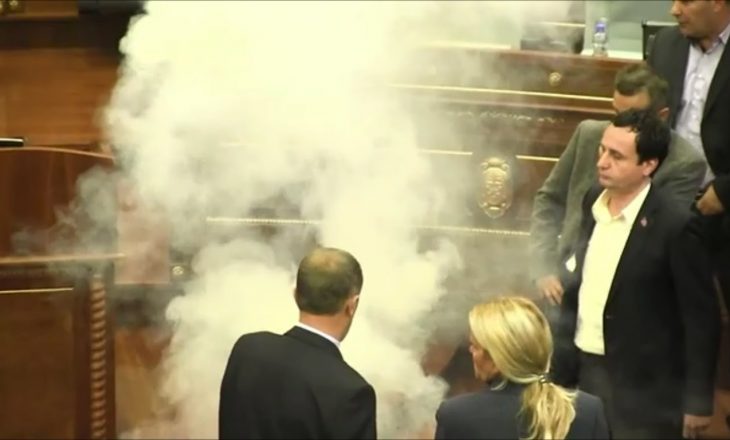 Deputeti i PDK-së thotë se Albin Kurti e hodhi gazin lotsjellës