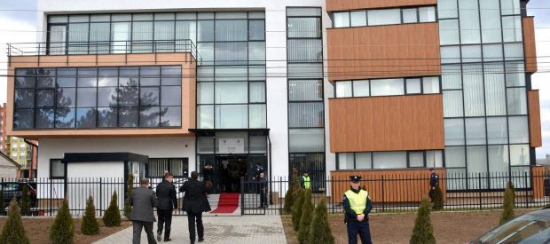 Zyrtarja e bankës bënte pagesa me kartela të klientëve